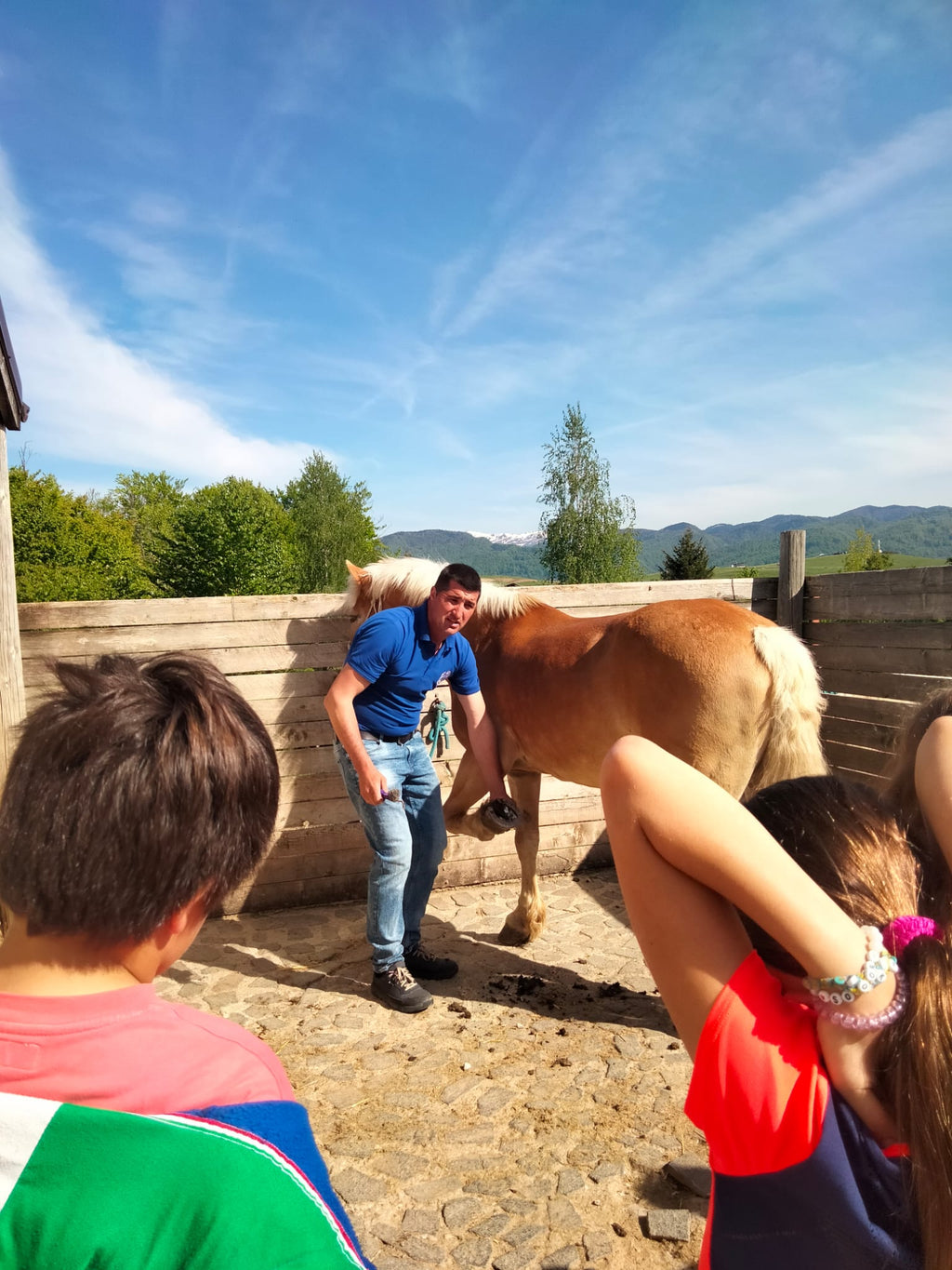 curatare copite de catre instructor - demonstratie de catre instructor in taberele Haidook Summer Camps