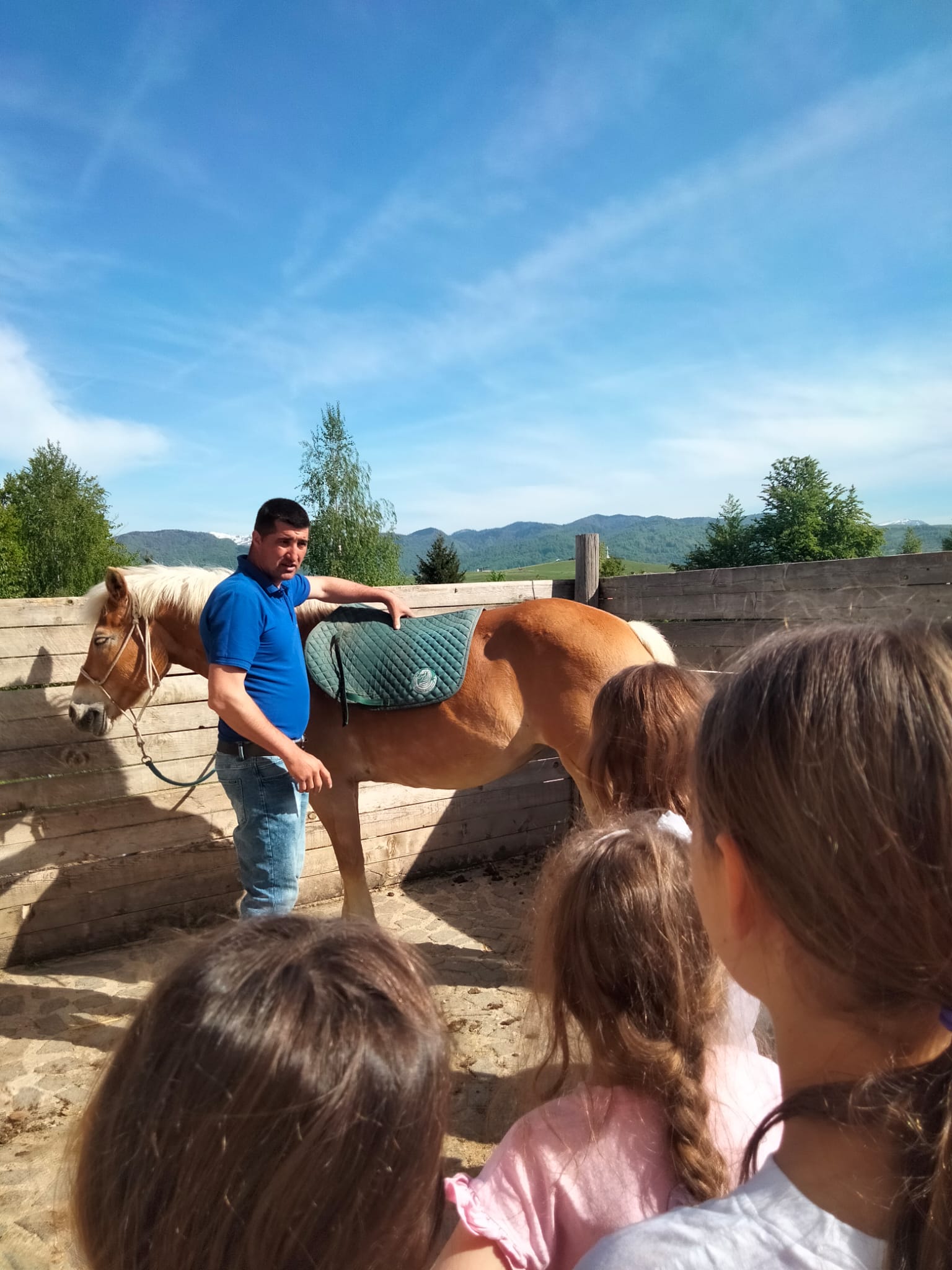 Instructor prezinta pregatirea calului in tabără Haidook Summer Camps